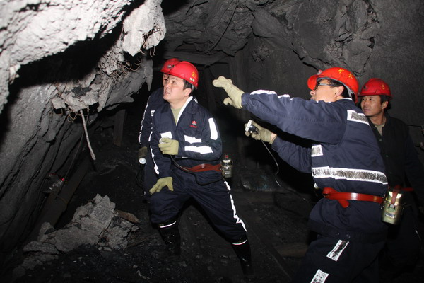 查看巷道幫鼓狀況