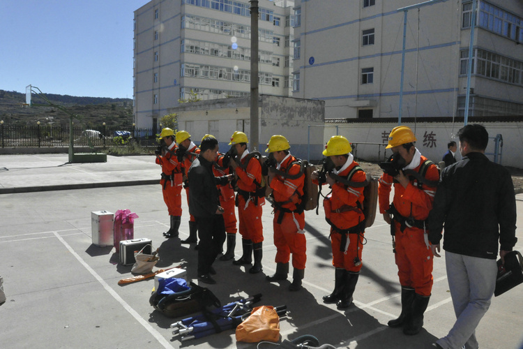 救護(hù)隊(duì)員進(jìn)行裝備檢查