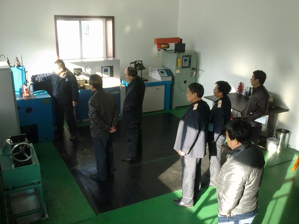 認(rèn)真觀看機(jī)動科職工“手指口述”演練