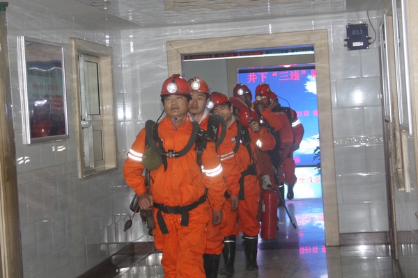 救護(hù)隊(duì)員完成任務(wù)勝利歸來