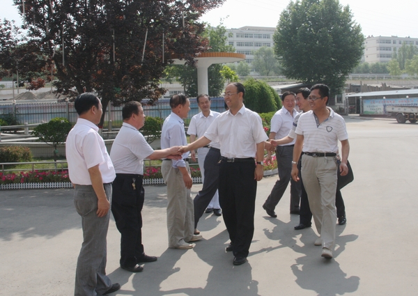 下石節(jié)礦黨政領(lǐng)導(dǎo)熱烈歡迎黃書記一行的到來