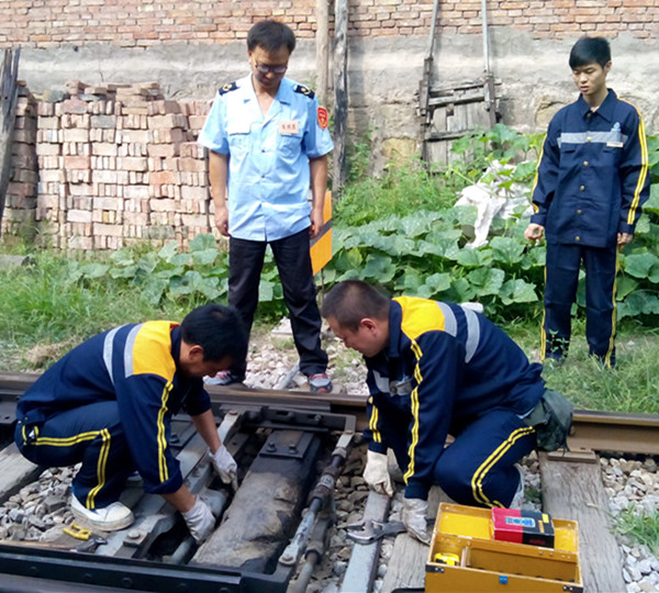 檢查道岔是否密貼