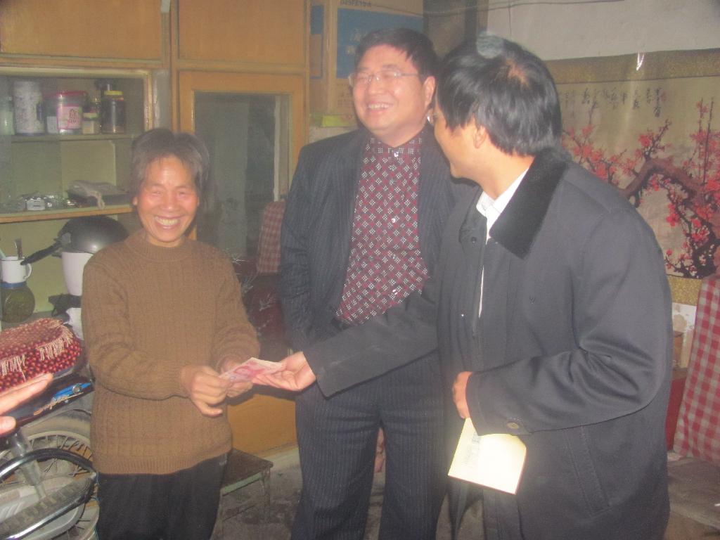 對低保戶楊慧琴進行慰問