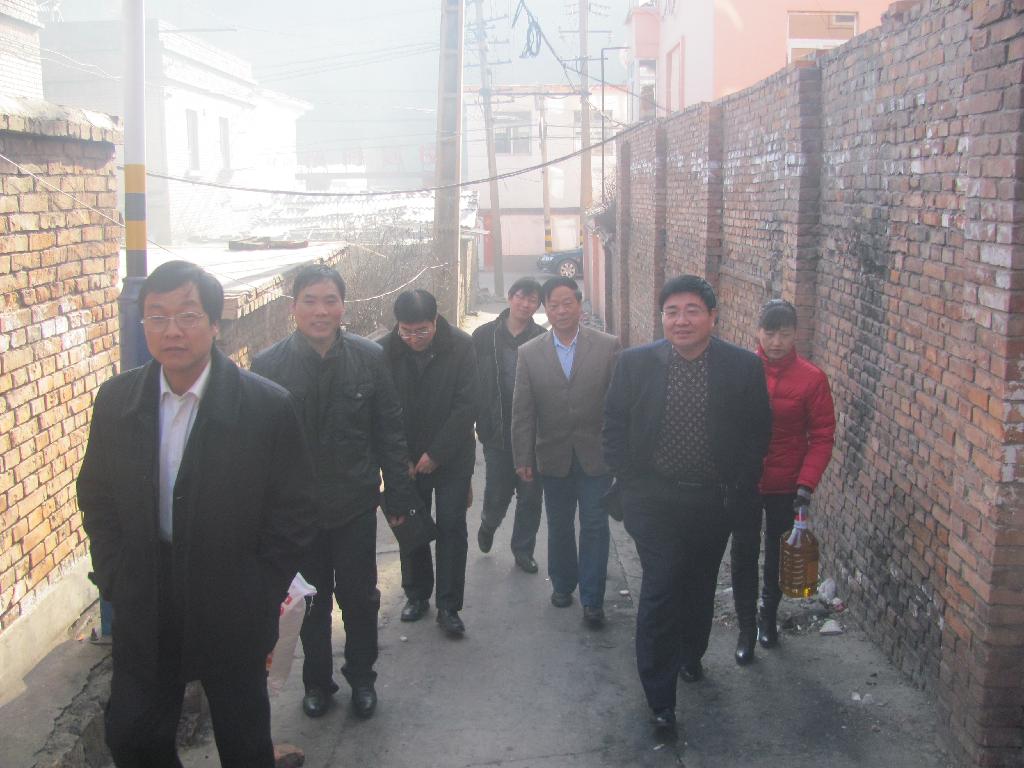 公司副總劉長來與楊銅總經(jīng)理儒及一五三廠領(lǐng)導(dǎo)慰問困難職工