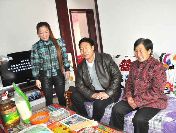 副礦長白曉增慰問困難職工