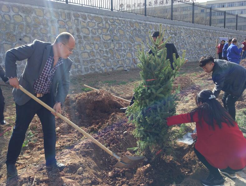實(shí)業(yè)玉華分公司植樹照片