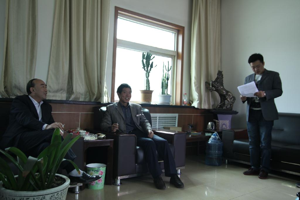 高書記在聽取匯報