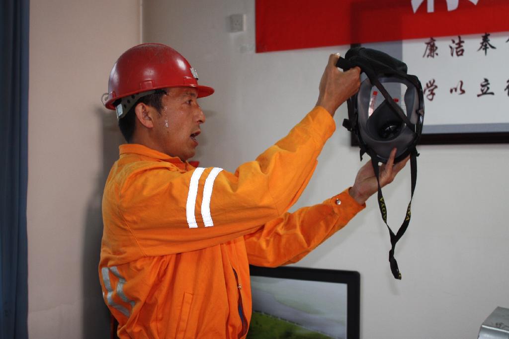 獲得本次“雙述”競(jìng)賽第一名的楊東峰描述全面罩的佩戴方法