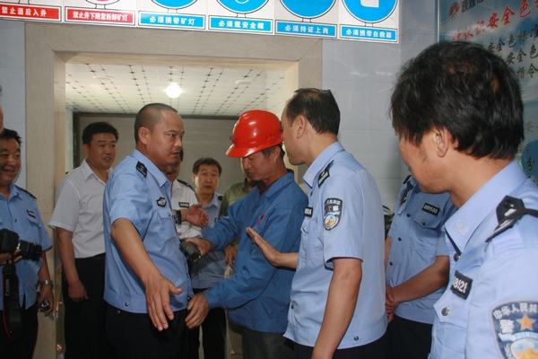 虹橋分局領(lǐng)導(dǎo)體驗該礦井口驗身