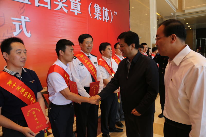 陜西省副省長張道宏為公司救護大隊團總支書記高永強頒發(fā)榮譽證書