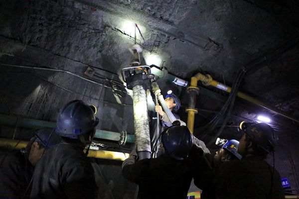 黨員干部深入一線帶頭攻堅克難