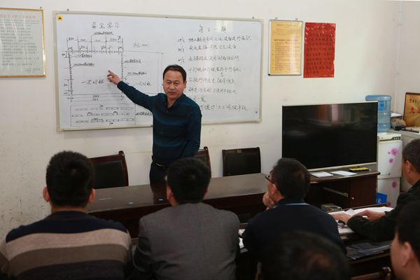 每日安全分析會(huì)上區(qū)隊(duì)領(lǐng)導(dǎo)分析解決現(xiàn)場施工難點(diǎn)問題