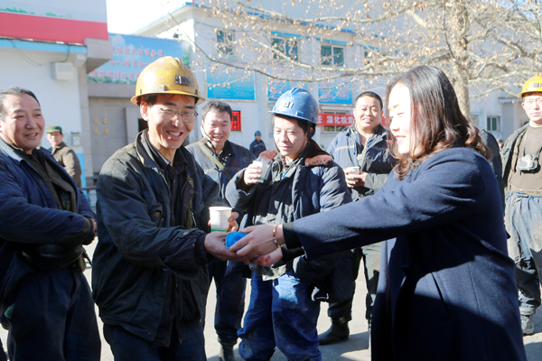 志愿者送茶水活動(dòng)