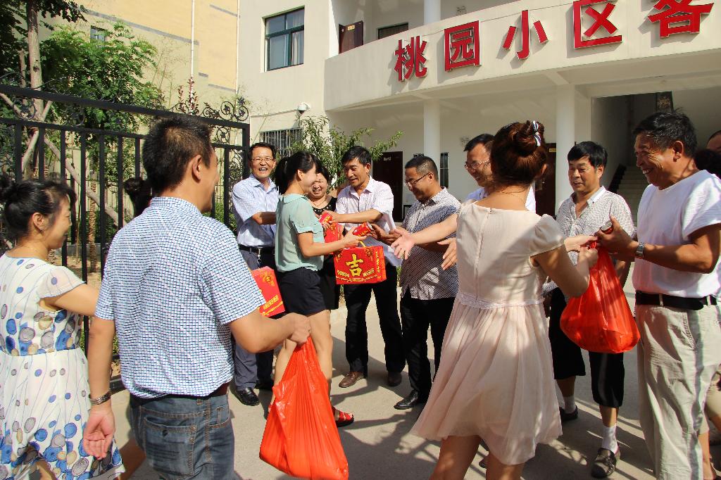 桃園社區(qū)組織團(tuán)員青年開(kāi)展夏季送清涼活動(dòng)