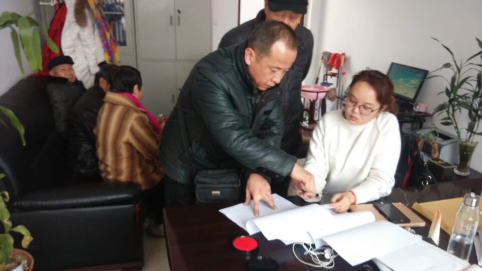 送溫暖“心連心”幫扶活動進行中(王建俠/攝) 送溫暖“心連心”幫扶活動進行中(王建俠/攝)