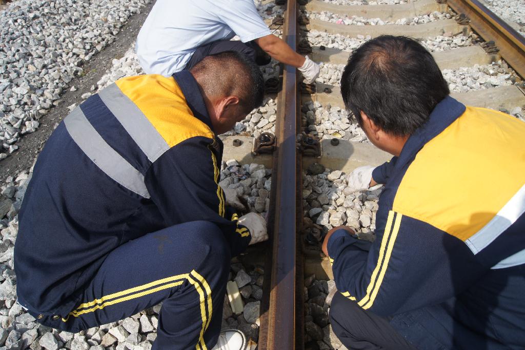 鐵路職工在仔細(xì)檢查鋼軌