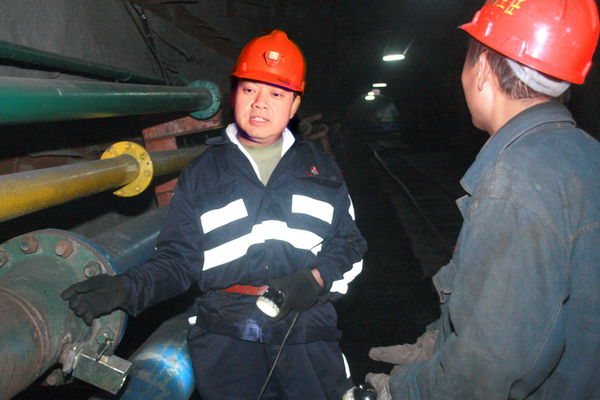 下石節(jié)煤礦黨委書記李國璧深入一線檢查工作