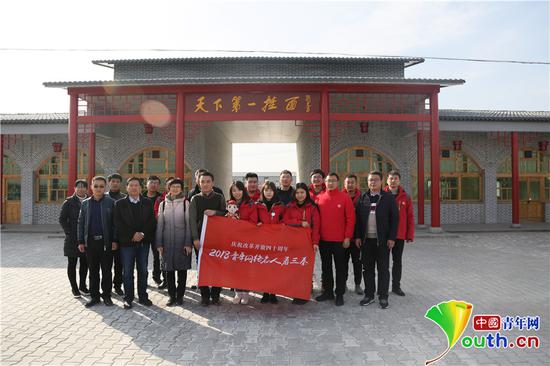 采風(fēng)團(tuán)成員合影留念。閻夢圓　攝