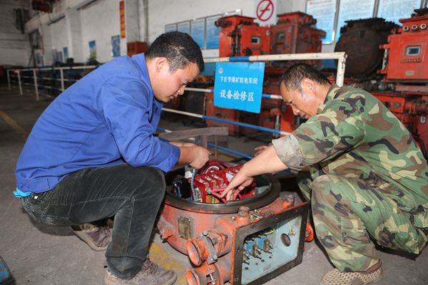 機(jī)電車(chē)間電修工徐庭軍和徒弟正在檢修開(kāi)關(guān)