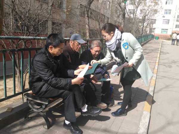 為空巢老人講解安全知識(shí)