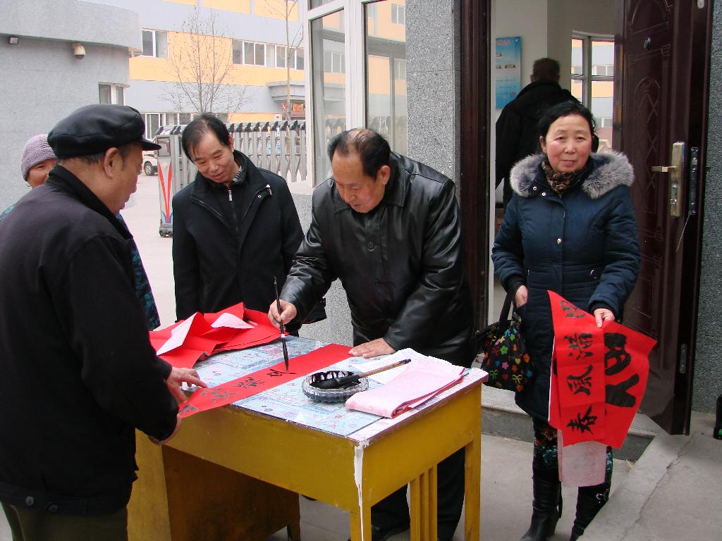 書(shū)法家劉明現(xiàn)場(chǎng)為群眾書(shū)寫(xiě)春聯(lián)