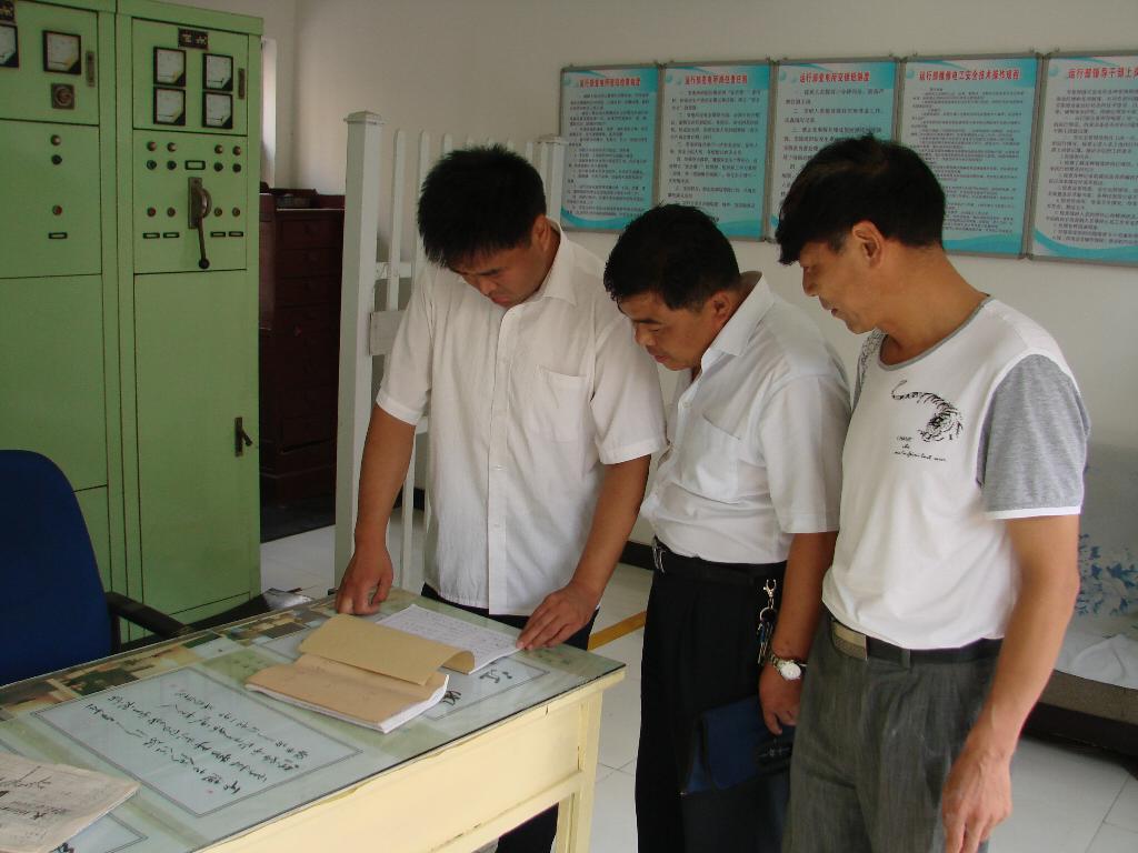 檢查人員在檢查工作記錄