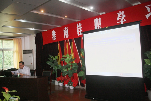 該礦黨委書記李國(guó)璧和與會(huì)人員交流學(xué)習(xí)體會(huì)