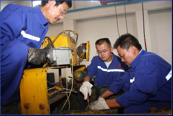 基層黨員干部積極投身治虧創(chuàng)效，超前維護(hù)電氣設(shè)備