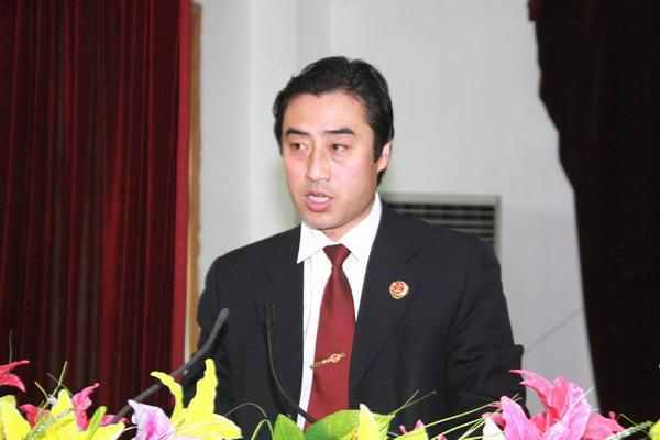 耀州區(qū)人民檢察院預(yù)防職務(wù)犯罪科科長(zhǎng)李玉峰同志代表檢察干部做表態(tài)發(fā)言