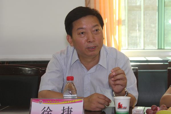 公司黨委副書記、紀(jì)委書記徐捷介紹國資委領(lǐng)導(dǎo)來礦調(diào)研的目的