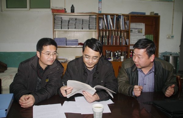 檢查組成員查看該礦質(zhì)量標(biāo)準(zhǔn)化建設(shè)基礎(chǔ)資料