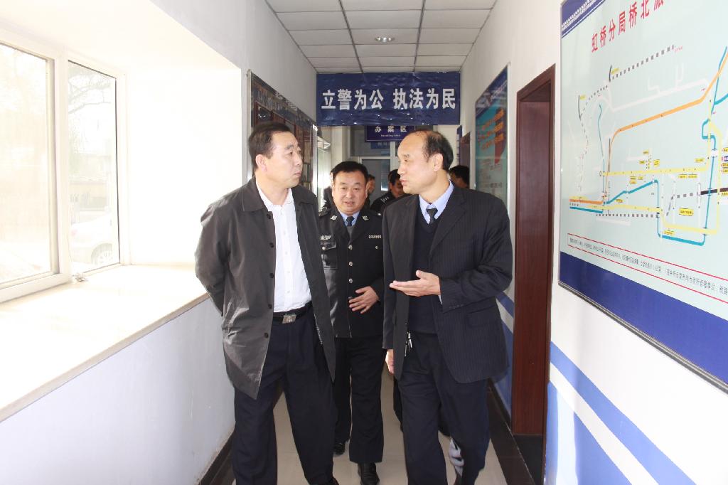 銅川市人民政府市長助理、市局黨委書記、局長高毅（左一）深入虹橋分局檢查基層派出所建設(shè)