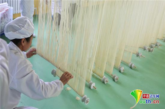 采風(fēng)團(tuán)參觀東莊村手工空心掛面廠。閻夢圓　攝