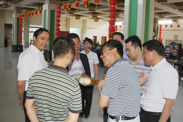 省國(guó)資委領(lǐng)導(dǎo)詢問(wèn)職工生活情況