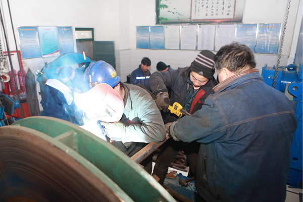 大皮帶機(jī)房?jī)?nèi)繁忙的檢修場(chǎng)景