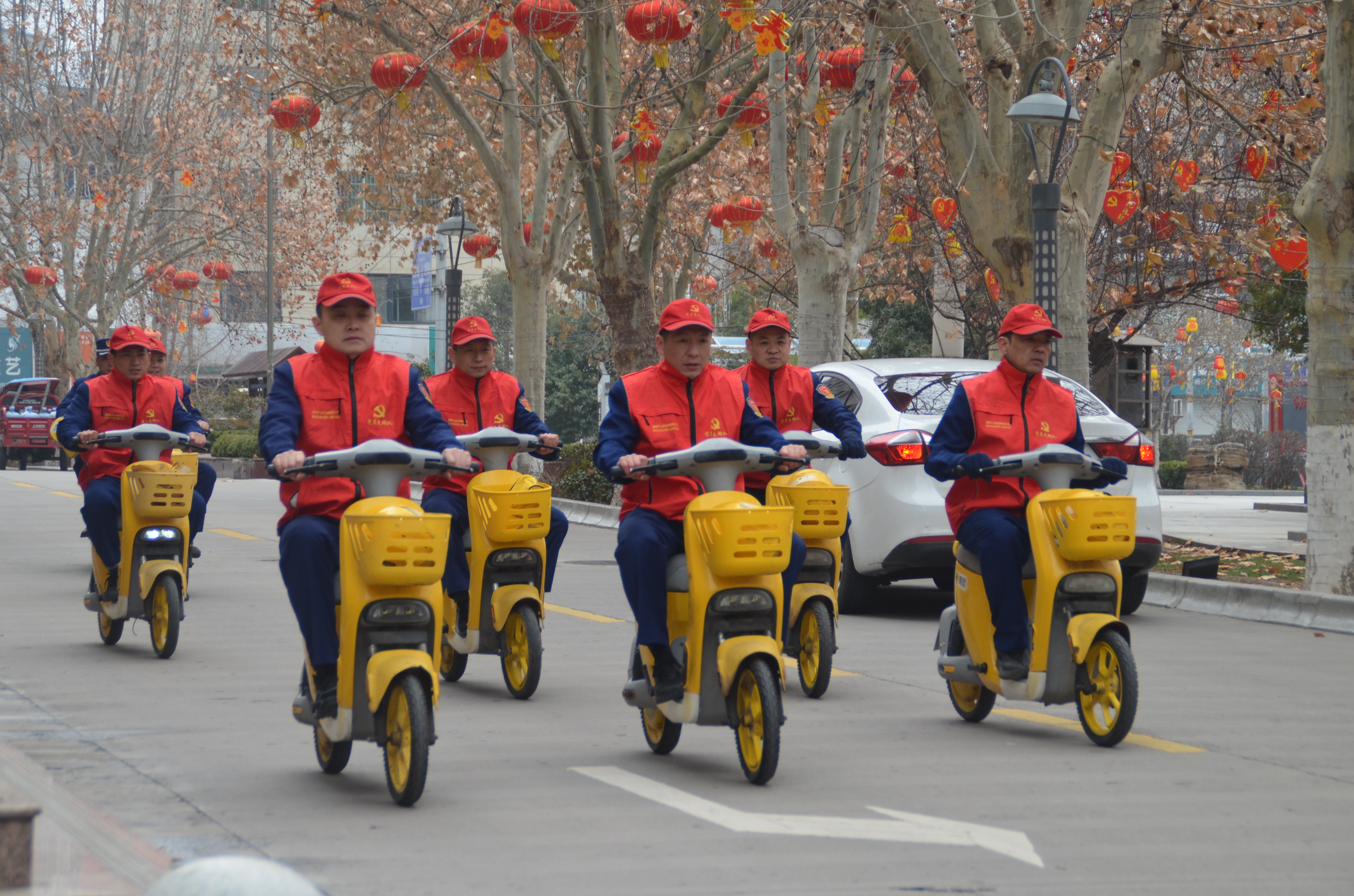 公司團(tuán)委組織青年志愿者在市區(qū)宣傳綠色出行、文明出行志愿服務(wù)活動