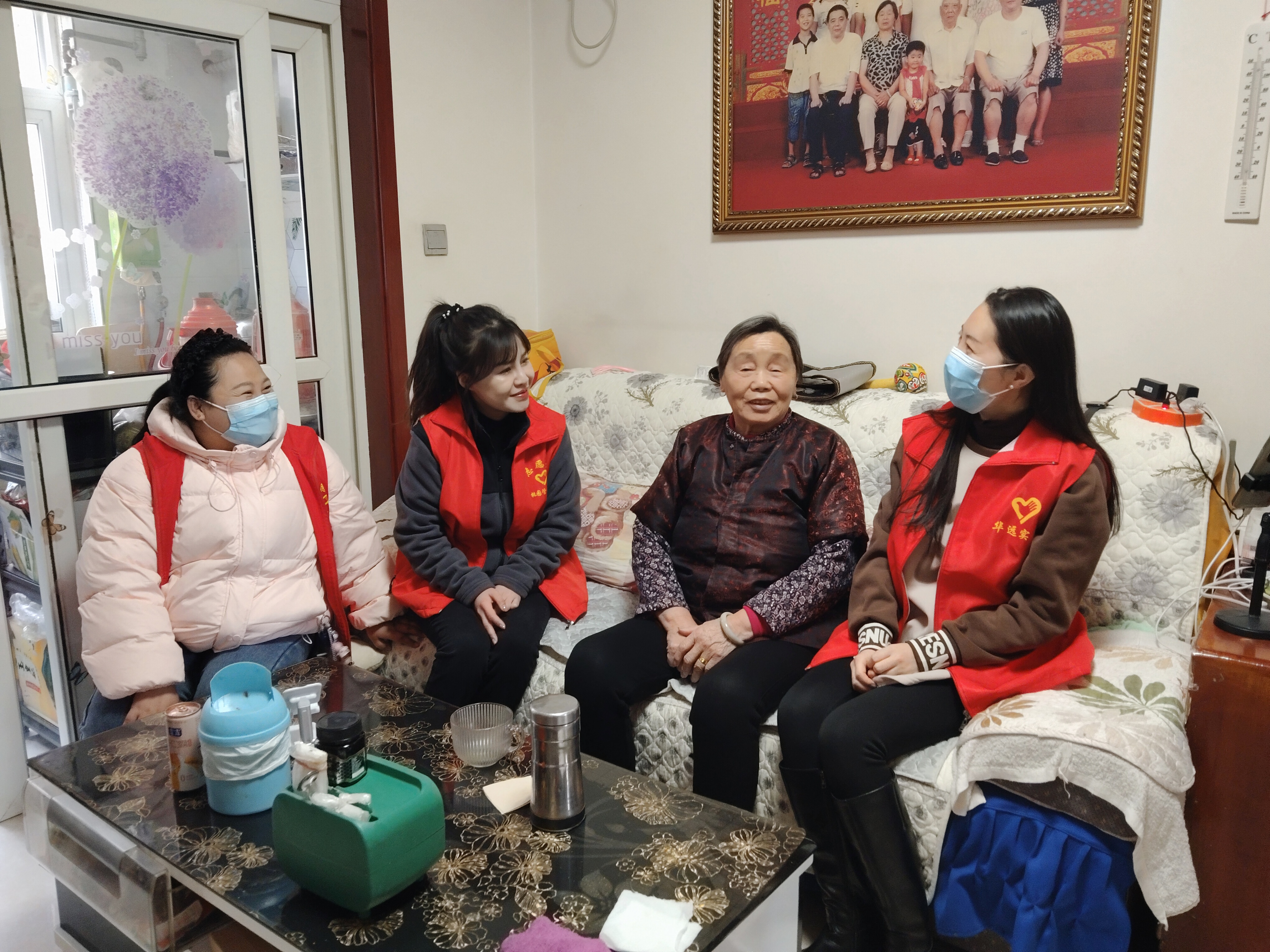 公司團(tuán)委組織青年志愿者桃園小區(qū)開展關(guān)愛孤寡老人、空巢老人志愿服務(wù)活